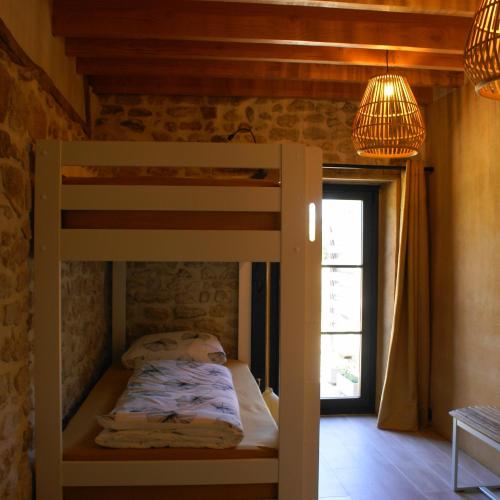 Ce lit superposé se trouve dans un dortoir. dans l'établissement vakantiewoning Odiel & Gabrielle, à Montchevrier