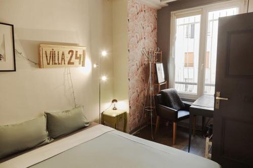 une chambre avec un lit, un bureau et une fenêtre dans l'établissement Cozy 2-Pièces au Coeur du Haut-Marais, à Paris
