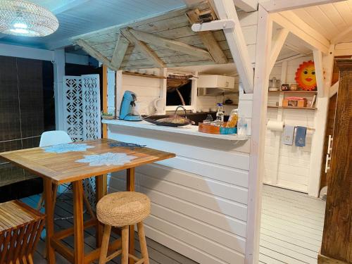 聖弗朗西斯的住宿－Bungalow Karaib Lodge，一个带桌子和柜台的小厨房