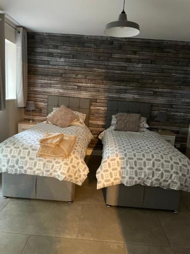 dos camas sentadas una al lado de la otra en un dormitorio en Northorpe Cottage en Hornsea