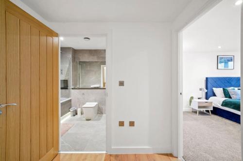 um quarto branco com uma cama e uma casa de banho em Luxury Split Level 2 Bed Apartment em Ramsgate