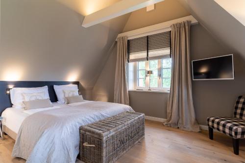 ein Schlafzimmer mit großem Bett und Fenster in der Unterkunft Einzelhaus Boathouse Boathouse in Sankt Peter-Ording