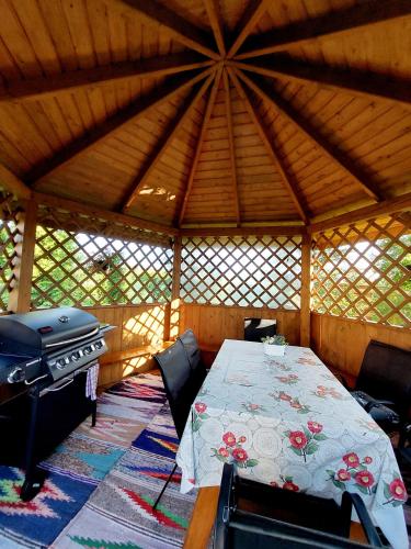 a room with a table and a grill in a yurt at Domek w Chochołowie in Chochołów