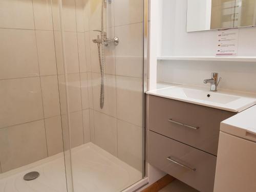 une salle de bain avec douche et lavabo dans l'établissement Studio spacieux à Arc 1600 avec balcon, télé, wifi et animaux acceptés - FR-1-411-454, à Arc 1600