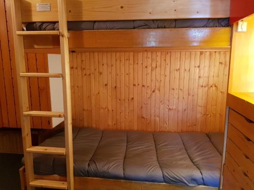 - un lit superposé dans une cabine avec une échelle dans l'établissement Studio spacieux à Arc 1600 avec balcon, télé, wifi et animaux acceptés - FR-1-411-454, à Arc 1600