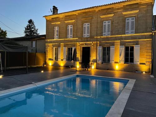 une maison avec piscine devant un immeuble dans l'établissement Allée des Roses, à Saint-Philippe-dʼAiguille