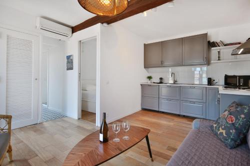 un salon avec une table et une cuisine dans l'établissement Old Antibes Apt 2 Terraces Sea and Mountain Views, à Antibes