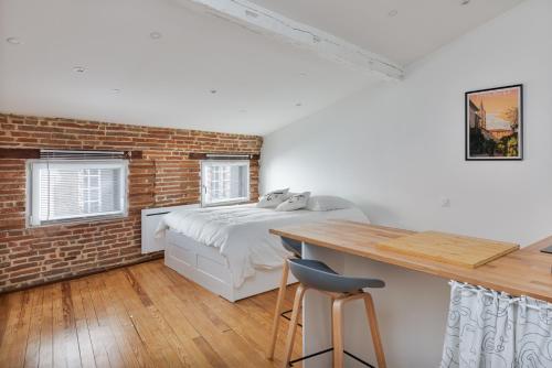 Posteľ alebo postele v izbe v ubytovaní Le Cosy Spa & Office au cœur de Toulouse