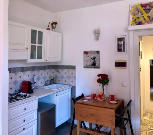 A kitchen or kitchenette at LeopardElla