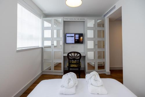 Postel nebo postele na pokoji v ubytování Limehouse Library Hotel