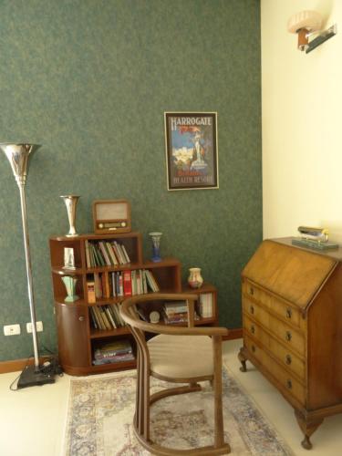 a room with a desk and a chair and a dresser at Casa Deco Hotel Boutique in Cochabamba