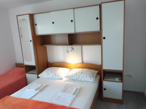 Krevet ili kreveti u jedinici u objektu Apartment and rooms Hvar Limoni accessible today