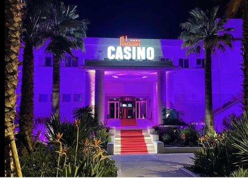 un bâtiment avec un signe néon qui dit casina dans l'établissement the Dream, à Bandol
