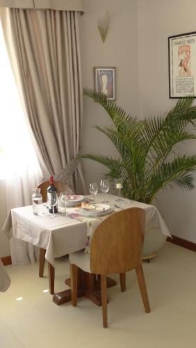 a dining room with a table and a plant at Casa Deco Hotel Boutique in Cochabamba
