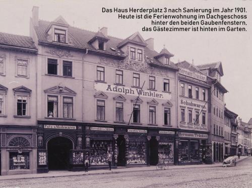 ワイマールにある"goethezimmer" an der Herderkircheの道路の建物の白黒写真