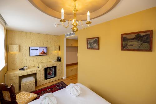 TV a/nebo společenská místnost v ubytování Limehouse Library Hotel