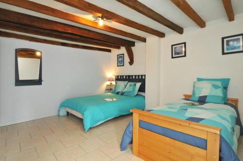 a bedroom with two beds and a mirror at La Boulonne in Festigny