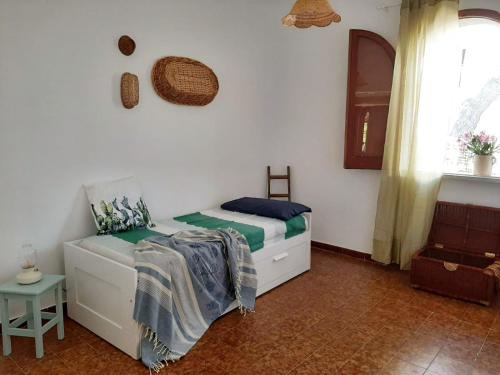 - une chambre avec un lit et une fenêtre dans l'établissement Villa Nenè - villa privata in riva al mare, à Cozze