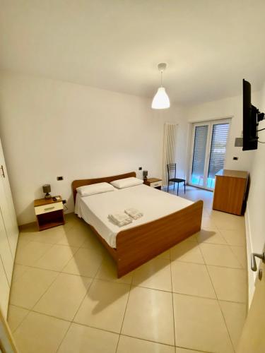 - une chambre avec un lit et une télévision dans l'établissement Appartamento 4/5 persone., à Roseto degli Abruzzi