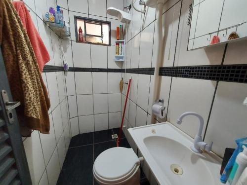 a small bathroom with a toilet and a sink at MAZZAROTTO casa completa 2 quartos in Campo Grande