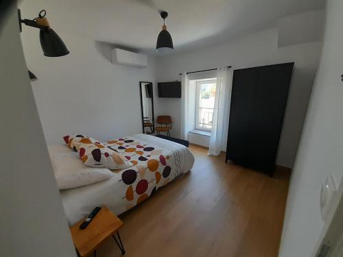 une chambre avec un lit et une fenêtre dans l'établissement Aux champs Pressinois, à Pressins