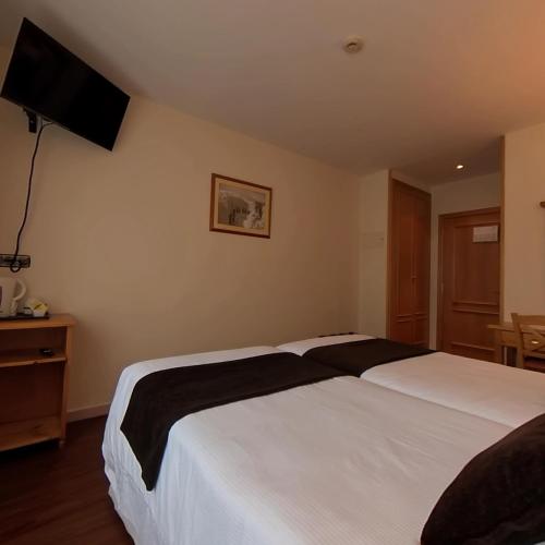  Hotel Meta -  Room  picture :   Tea/Coffee maker    Bath    Safety deposit box                           