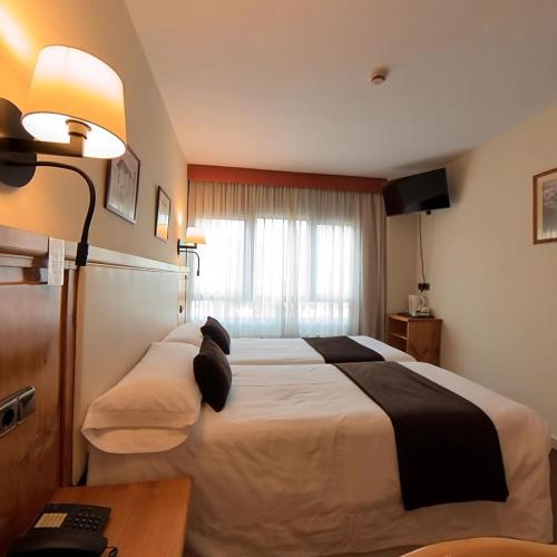  Hotel Meta -  Room  picture :   Tea/Coffee maker    Bath    Safety deposit box                           