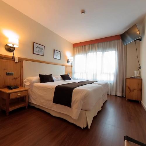  Hotel Meta -  Room  picture :   Tea/Coffee maker    Bath    Safety deposit box                           