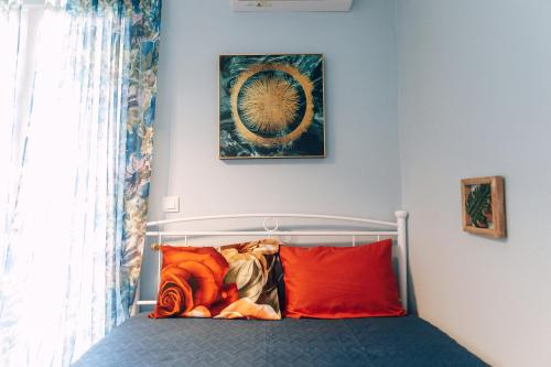 Ένα ή περισσότερα κρεβάτια σε δωμάτιο στο Ira's Apartments