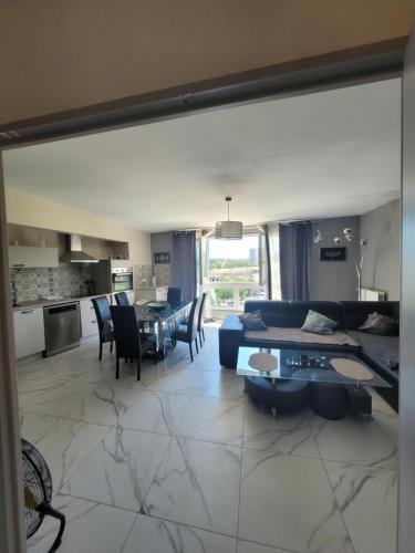 un salon avec un canapé et une table dans l'établissement Jolie t4 a l'esplanade lez wifi, à Montpellier