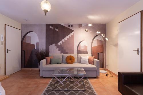 un salon avec un canapé et un tableau au mur dans l'établissement Le Halle Aux Grains - Parking - Emplacement idéal, à Toulouse