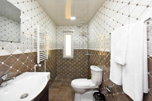 埃里温Forest Hills的浴室配有白色卫生间和盥洗盆。