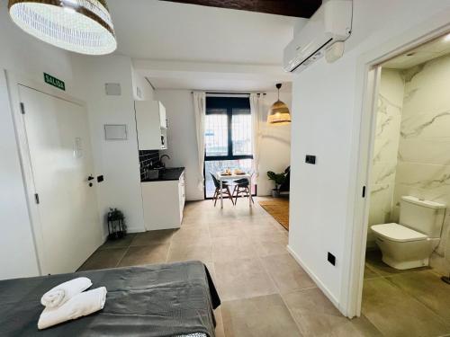 COOL LOFTS ALAMEDA VALENCIA في فالنسيا: مطبخ وغرفة طعام مع طاولة