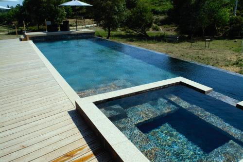 una gran piscina con terraza de madera en Quinta Castanheira, en Santa Comba Dão