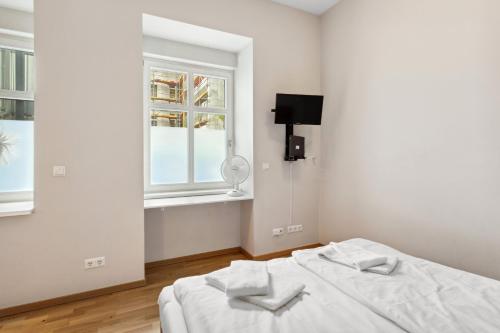 Dieses weiße Zimmer verfügt über 2 Betten und ein Fenster. in der Unterkunft Modern and new designer flat in Charlottenburg in Berlin