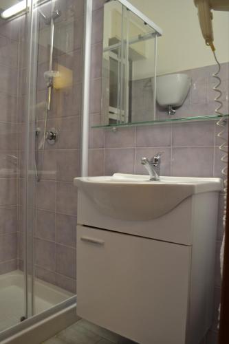 bagno con lavandino e doccia di Hotel Costa Azzurra a Briatico