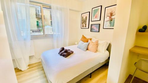 un pequeño dormitorio con un osito de peluche sentado en una cama en New Designer Studio next to Casino Square with AC & Internet, en Montecarlo