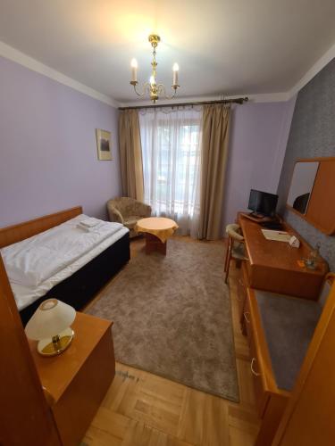 Postel nebo postele na pokoji v ubytování Hotel Rytwiany Pałac