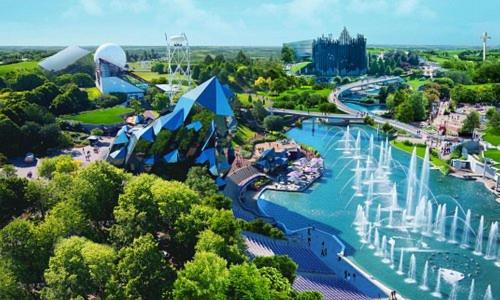une vue aérienne d'un parc aquatique avec un toboggan aquatique dans l'établissement Le Lagon à 2 min du Futuroscope, à Jaunay-Clan