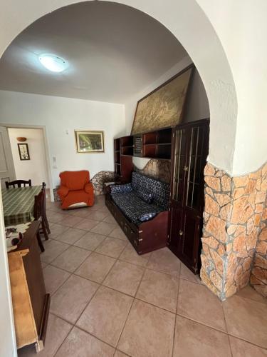 桑蒂西多羅的住宿－Villa Grandioso，带沙发和石制壁炉的客厅