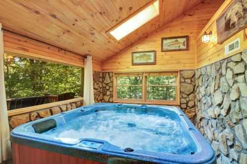 a jacuzzi tub in a log cabin at Bear Cloud in Blue Ridge