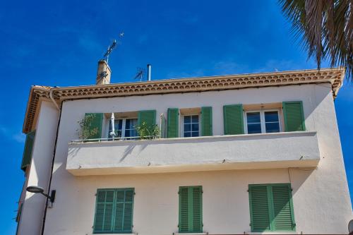 Beaches, TGV train, port & town centre 5-min walk, Sea view, Balcony, Air conditionning, Wi-Fi