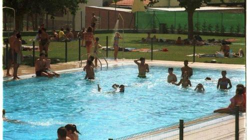 un groupe de personnes dans une piscine dans l'établissement Casa Rural "La Cabaña de Andrés ", à Corrales