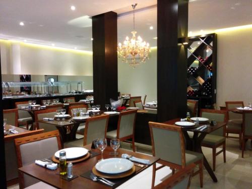En restaurant eller et spisested på Itabuna Palace Hotel
