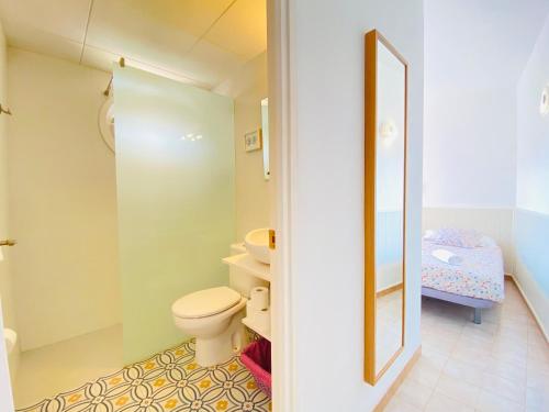 ロザスにあるAPARTAMENTOS AQUARIUM. (2A) PERFECT FOR 2.のバスルーム(トイレ、鏡付)