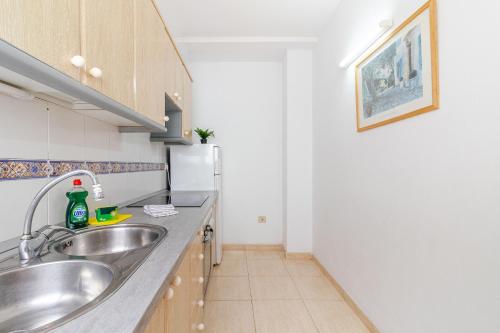 een keuken met 2 wastafels en een koelkast bij Flatguest Fuerteventura Airport in Puerto del Rosario
