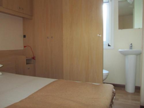 En eller flere senger på et rom på Villaggio Turistico Maderno