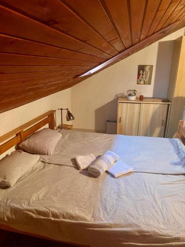 Barbat na Rabu的住宿－Sunny view Apartman，床上有两条毛巾