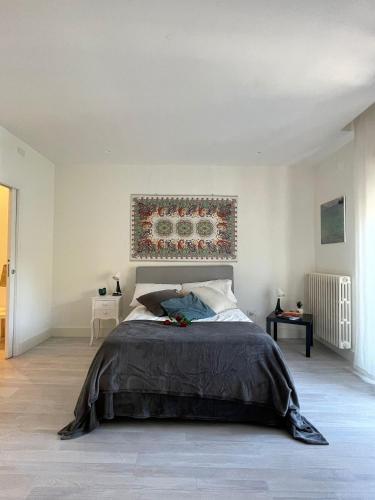 1 dormitorio con 1 cama y una pintura en la pared en Sweet relax, en Cassino