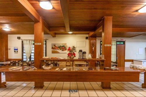 - une grande cuisine avec une grande table dans une chambre dans l'établissement VOA Samuka Hotel, à Florianópolis